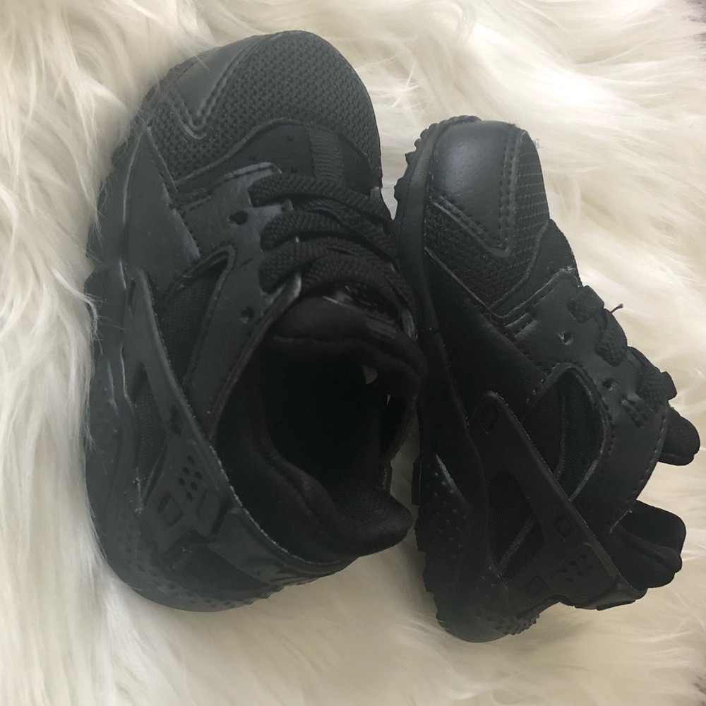 Black Huaraches